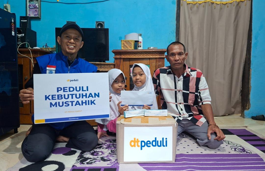 DT Peduli Garut Salurkan Bantuan Peduli Kebutuhan Mustahik untuk Dua Putri Kembar Siam di Wanaraja  