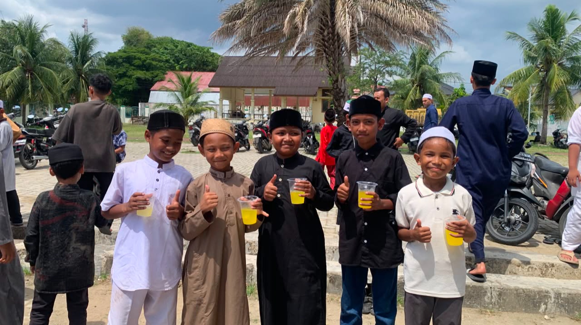 DT Peduli Aceh Tebar Kebahagiaan dengan Gelar Jumat Berbagi di Masjid Teungku Chik Mahraja Gurah 