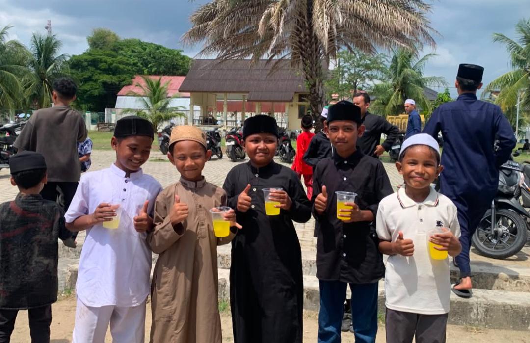 DT Peduli Aceh Tebar Kebahagiaan dengan Gelar Jumat Berbagi di Masjid Teungku Chik Mahraja Gurah 