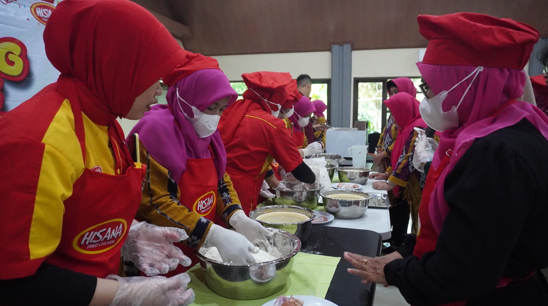 Seru! Dharma Wanita Persatuan (DWP) FIB UNHAS Kompak Ikut Cooking Class Ekslusif Bersama Hisana dan DT Peduli Sulsel