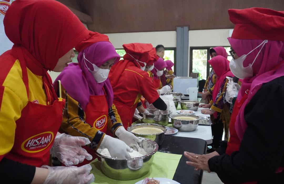 Seru! Dharma Wanita Persatuan (DWP) FIB UNHAS Kompak Ikut Cooking Class Ekslusif Bersama Hisana dan DT Peduli Sulsel