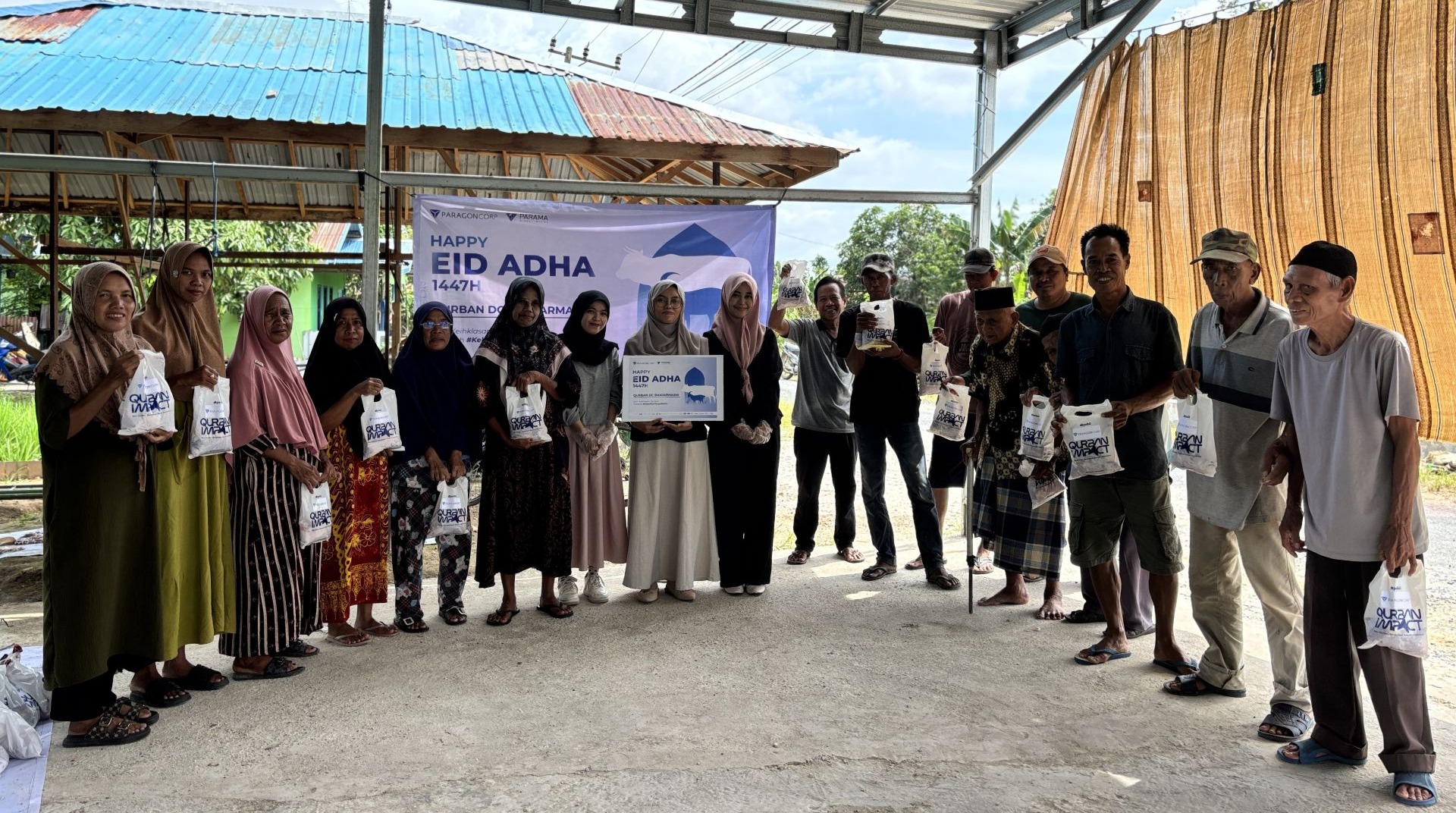Paragon DC Banjarmasin Bersama DT Peduli Kalsel Hadirkan Kebahagiaan Qurban bagi Dhuafa dan Lansia 