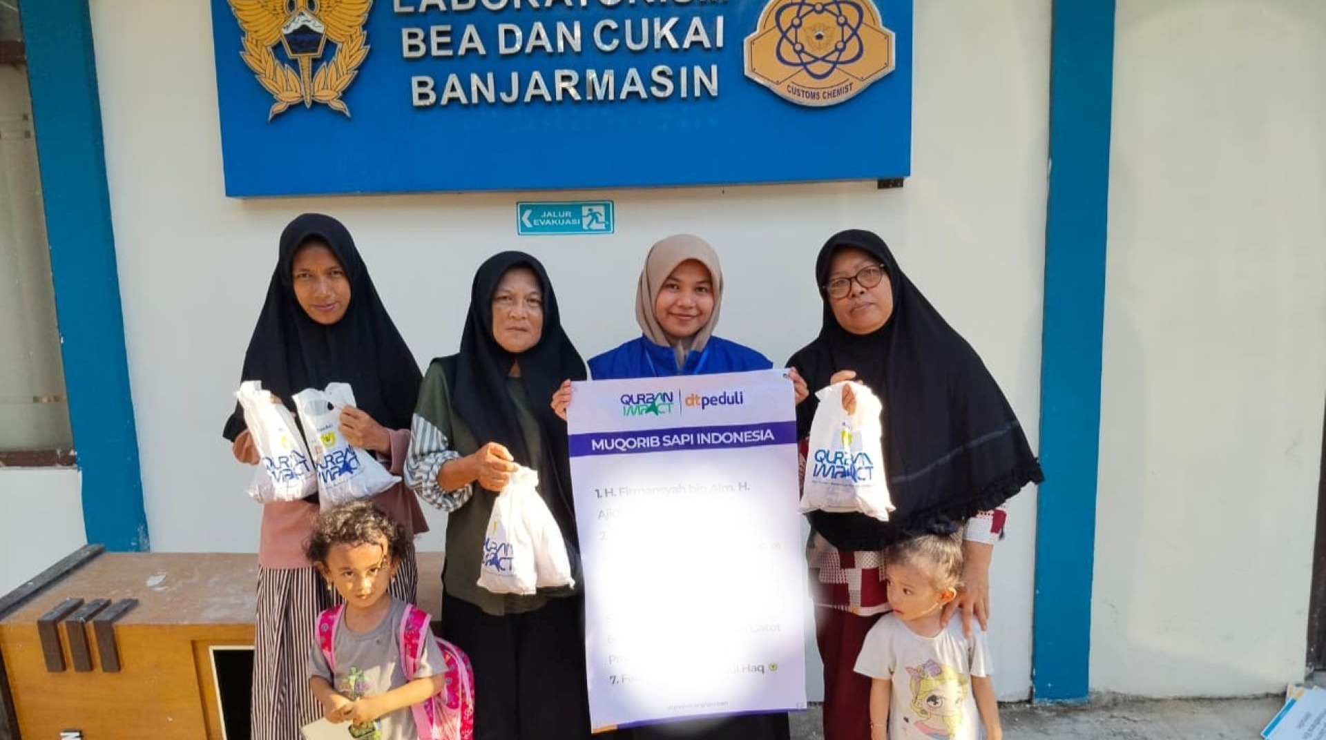 Qurban Impact, Bea Cukai Pelayanan Banjarmasin Bersama DT Peduli Kalsel Salurkan Daging Qurban 