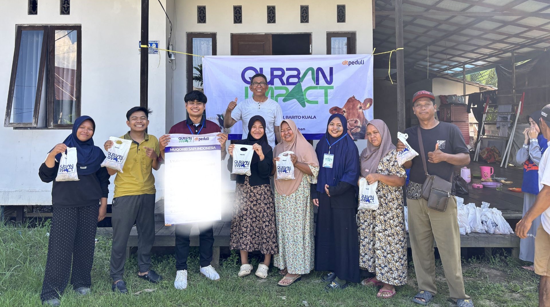 Tempuh Jalur Air Dua Jam, DT Peduli Kalsel Salurkan 150 Kantong Daging Qurban ke Tabunganen Tengah 