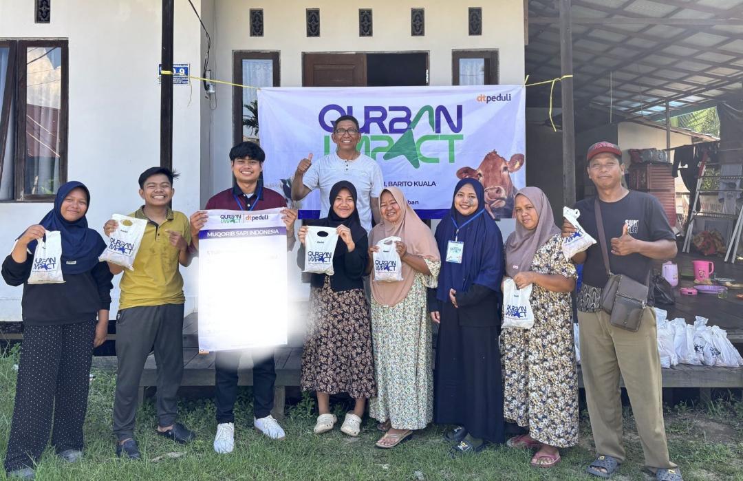 Tempuh Jalur Air Dua Jam, DT Peduli Kalsel Salurkan 150 Kantong Daging Qurban ke Tabunganen Tengah 
