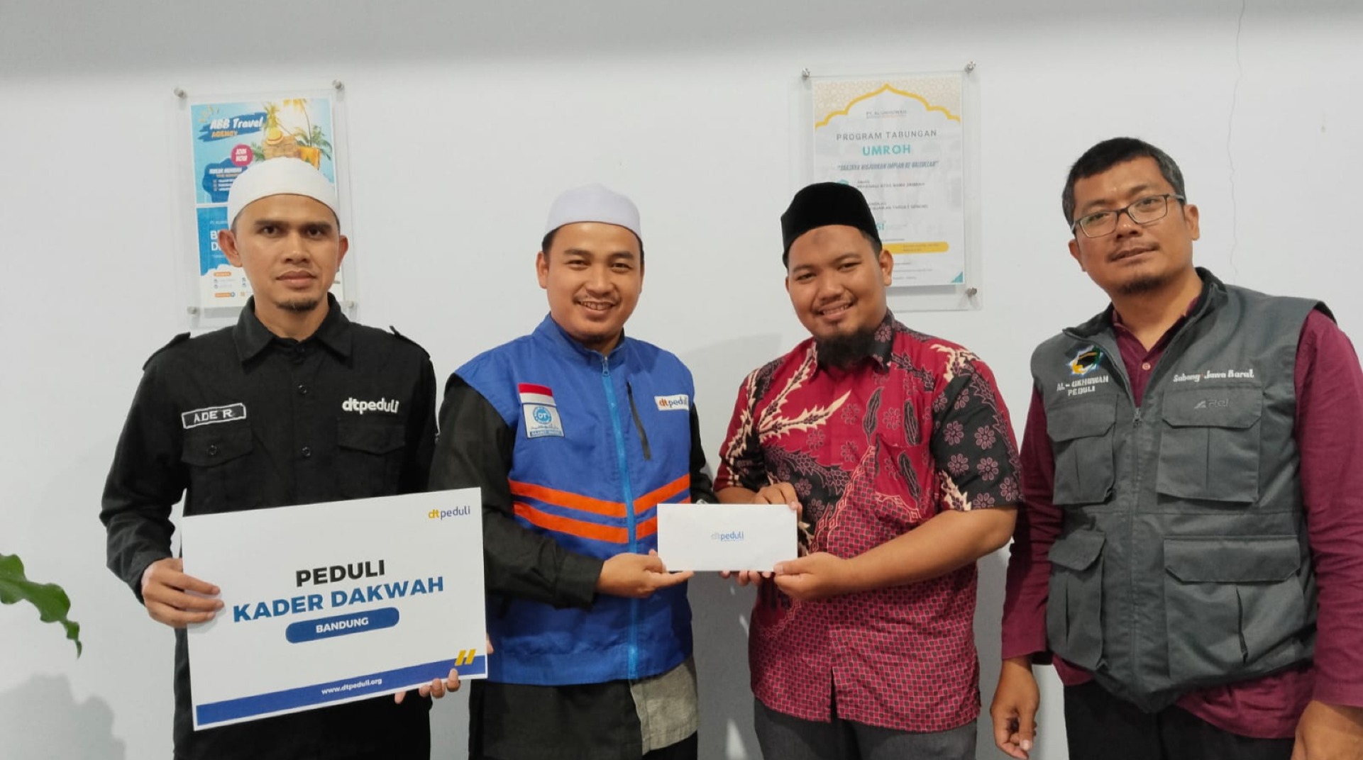 DT Peduli Bandung Apresiasi Guru Ngaji di Pelosok dan Salurkan Ribuan Mushaf Al-Qur'an 