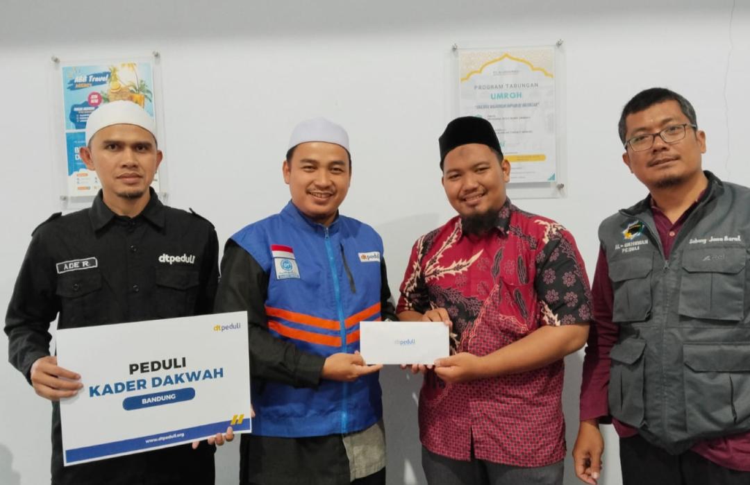DT Peduli Bandung Apresiasi Guru Ngaji di Pelosok dan Salurkan Ribuan Mushaf Al-Qur'an 