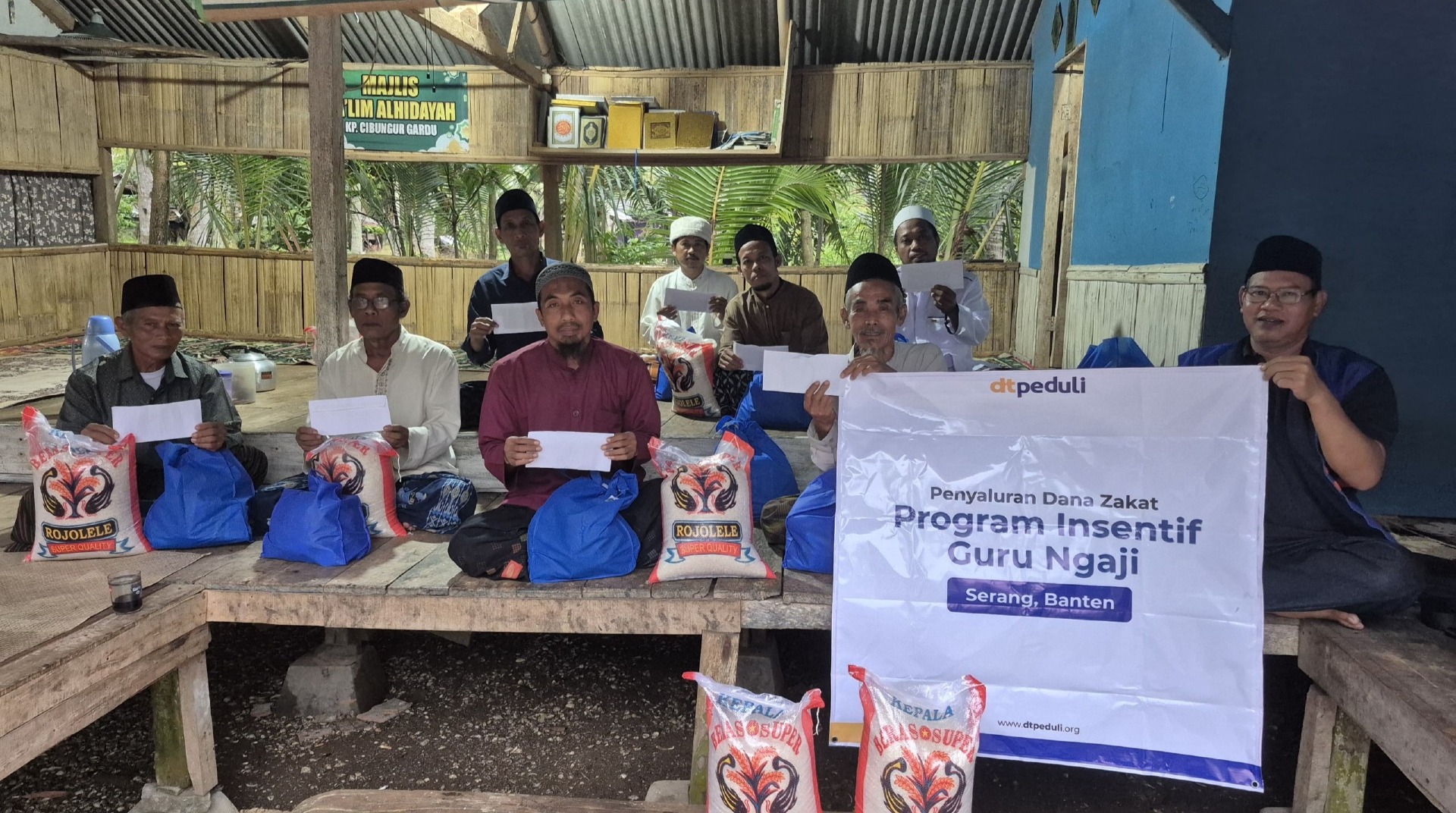 DT Peduli Serang Salurkan Bantuan untuk Guru Ngaji di Kabupaten Pandeglang, Banten