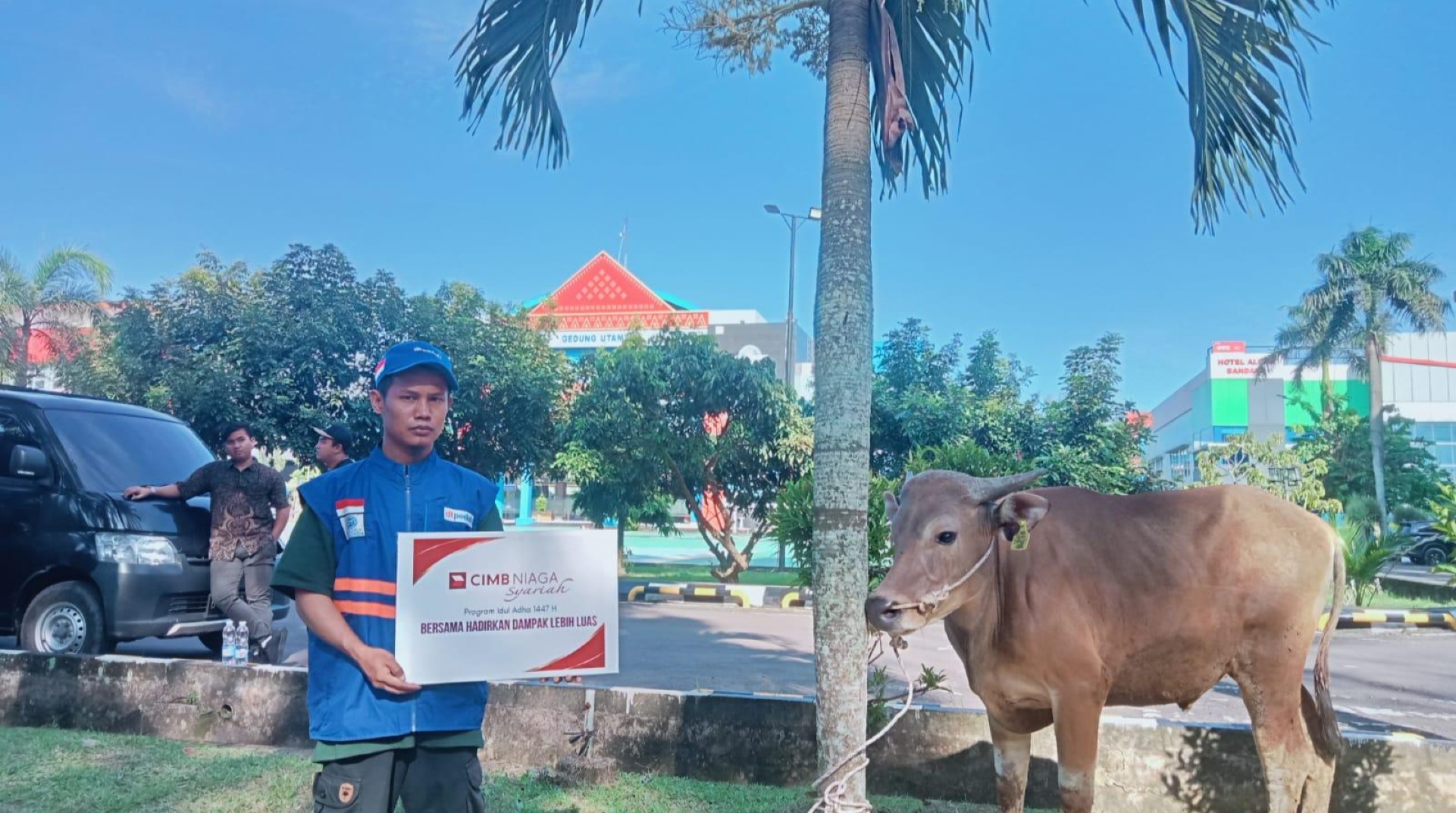 CIMB Niaga Syariah dan DT Peduli Sumsel Salurkan Qurban ke Masyarakat Sekitar Poltekbang, Palembang