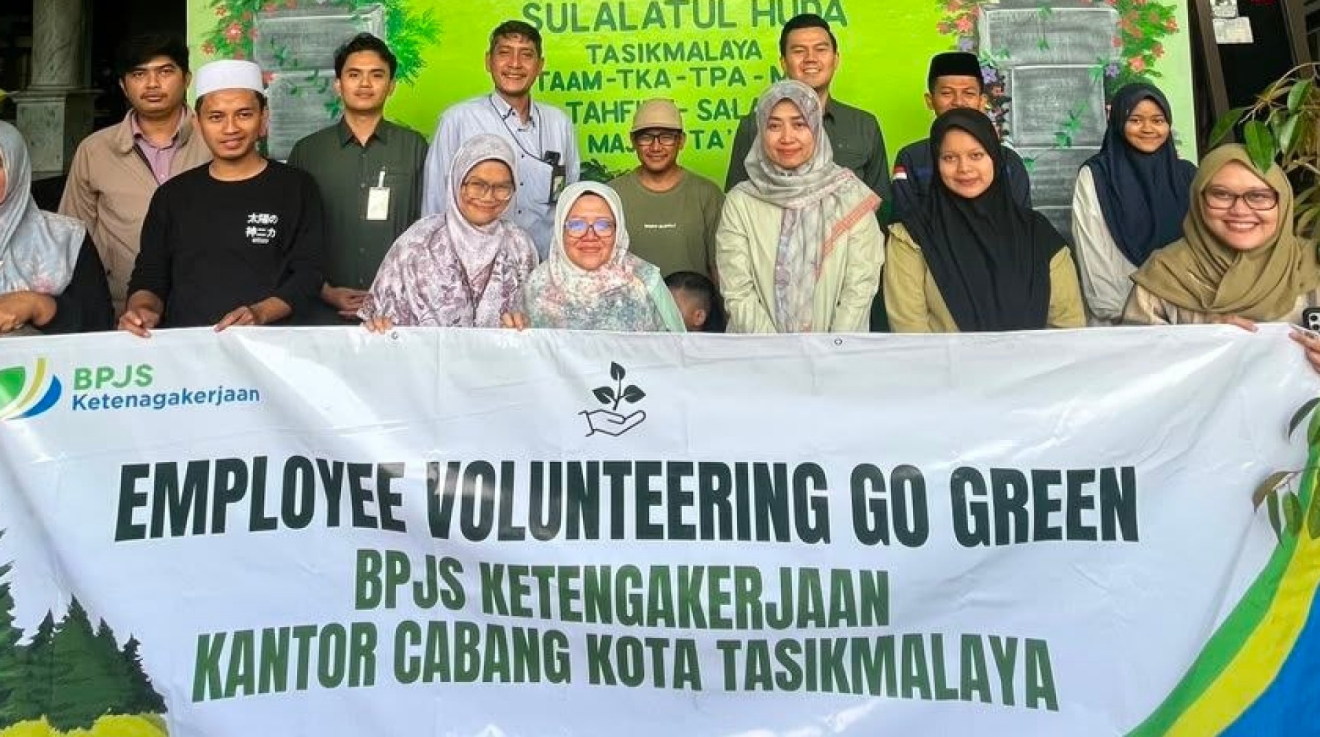  Bukti Cinta Lingkungan, BPJS Ketenagakerjaan dan DT Peduli Tasikmalaya Salurkan Bibit Pohon ke Ponpes Sulalatul Huda 