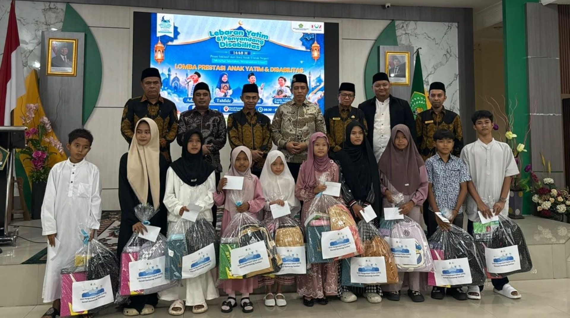 DT Peduli Bersama Kanwil Kemenag Sumbar Salurkan Santunan untuk Anak Yatim dan Disabilitas  