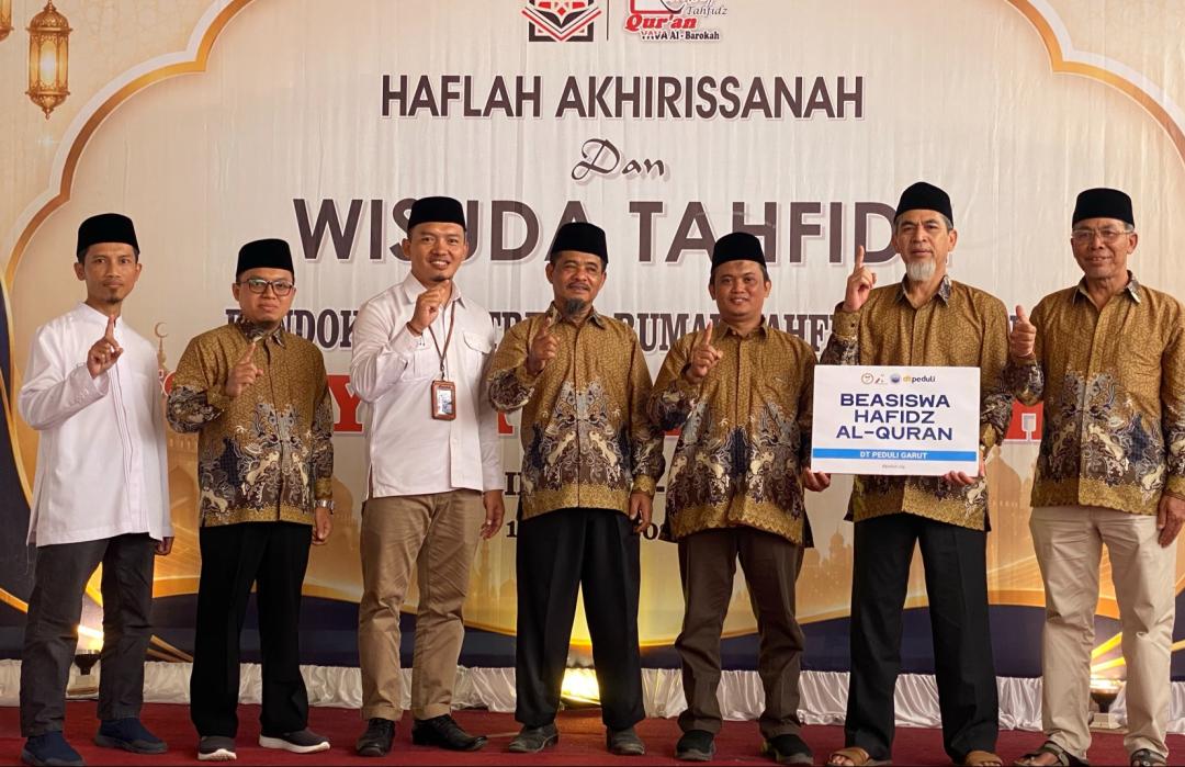 DT Peduli Garut Salurkan Beasiswa Hafidz Al-Qur'an pada Haflah Akhirissanah dan Wisuda Tahfidz Yava Al-Barokah 