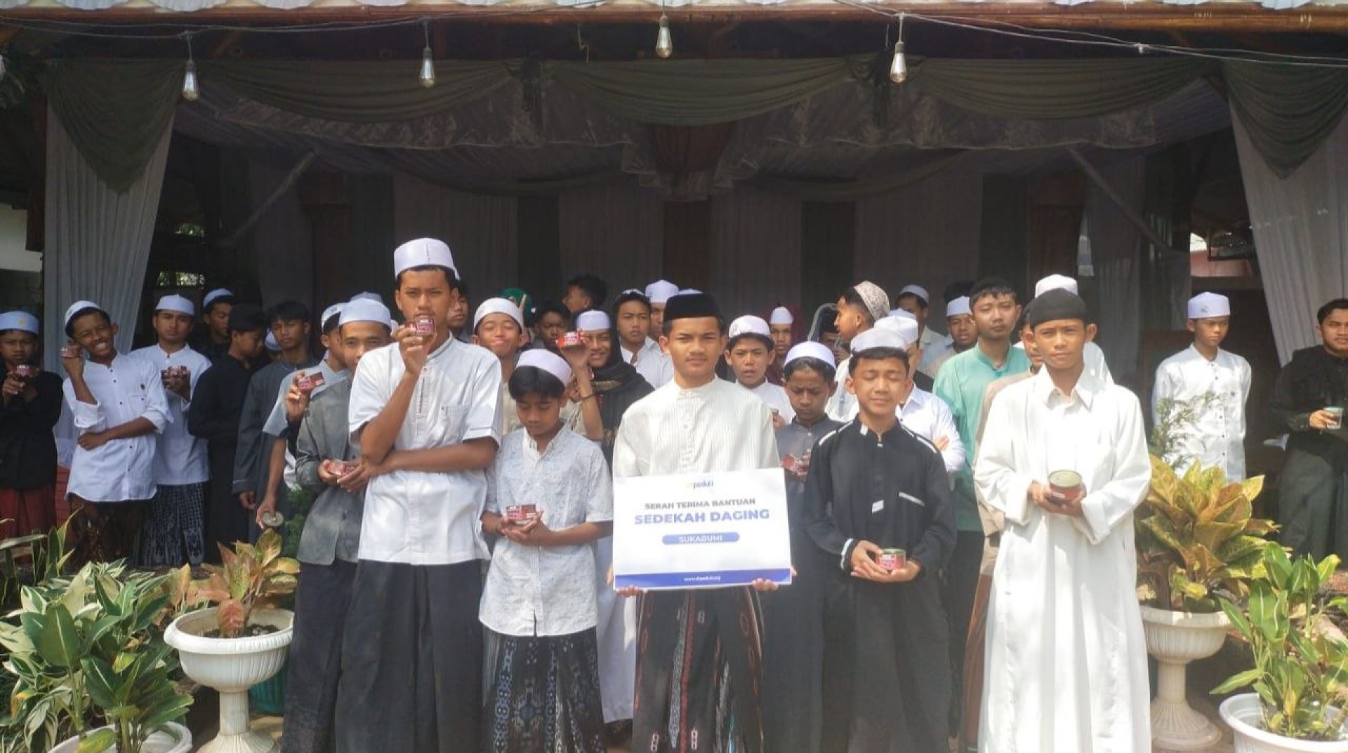 DT Peduli Sukabumi Salurkan Ratusan Kaleng Daging Kemasan untuk Santri Pondok Pesantren Baiti Jannati