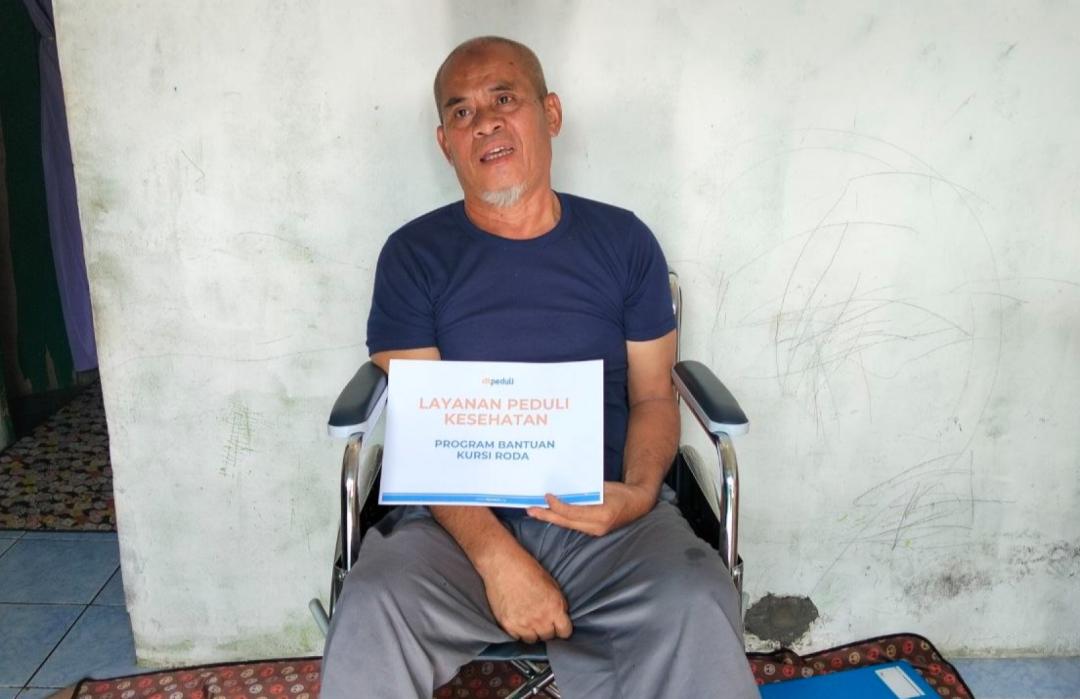 DT Peduli Sukabumi Salurkan Bantuan Kursi Roda untuk Saripudin, Guru Ngaji yang Kini Berjuang Sembuh dari Stroke 