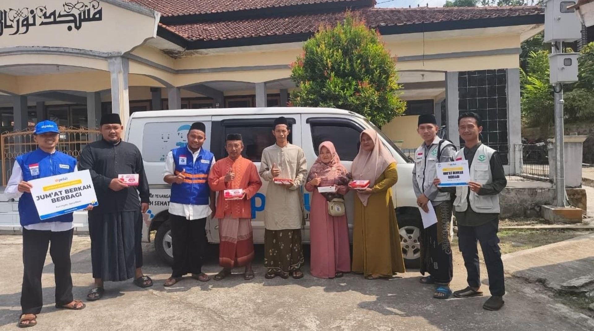 DT Peduli Kuningan Salurkan 100 Kotak Jumat Berkah dan Santunan Yatim di Pakapasan Hilir 