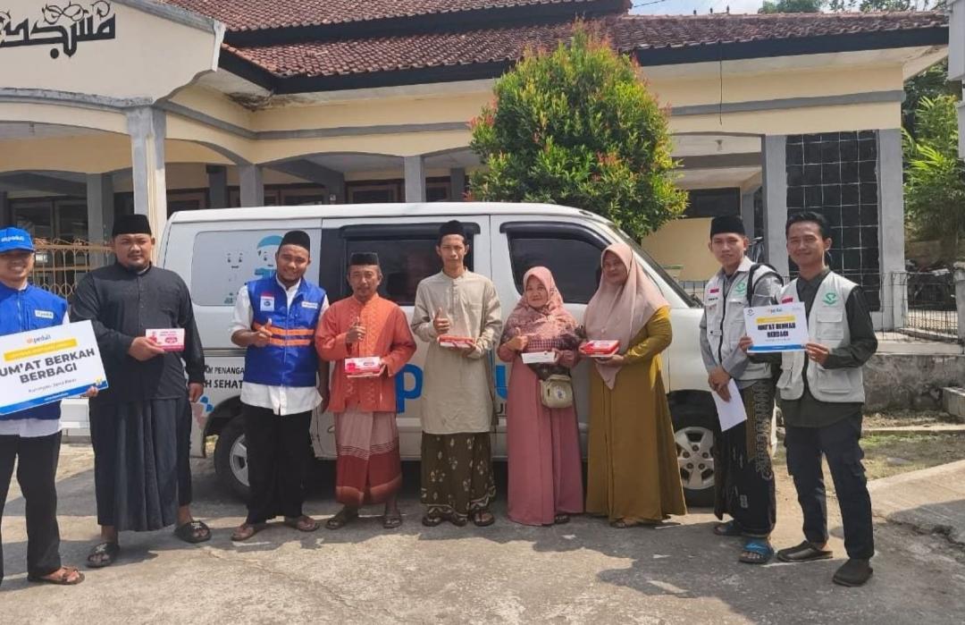 DT Peduli Kuningan Salurkan 100 Kotak Jumat Berkah dan Santunan Yatim di Pakapasan Hilir 