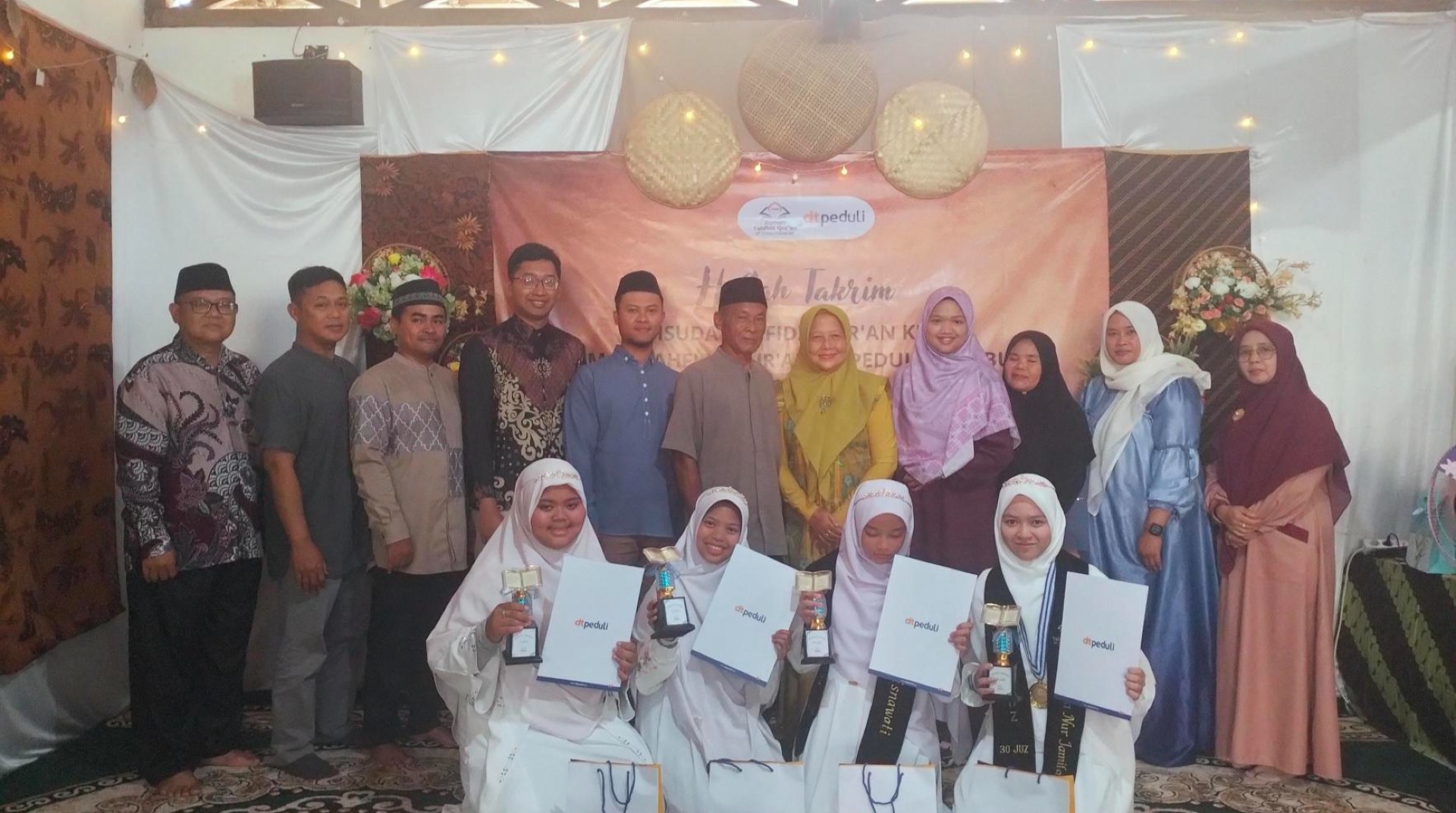  Empat Santri Rumah Tahfidz DT Peduli Sukabumi Diwisuda pada Haflah Takrim Tahfidz Al-Qur'an 2026