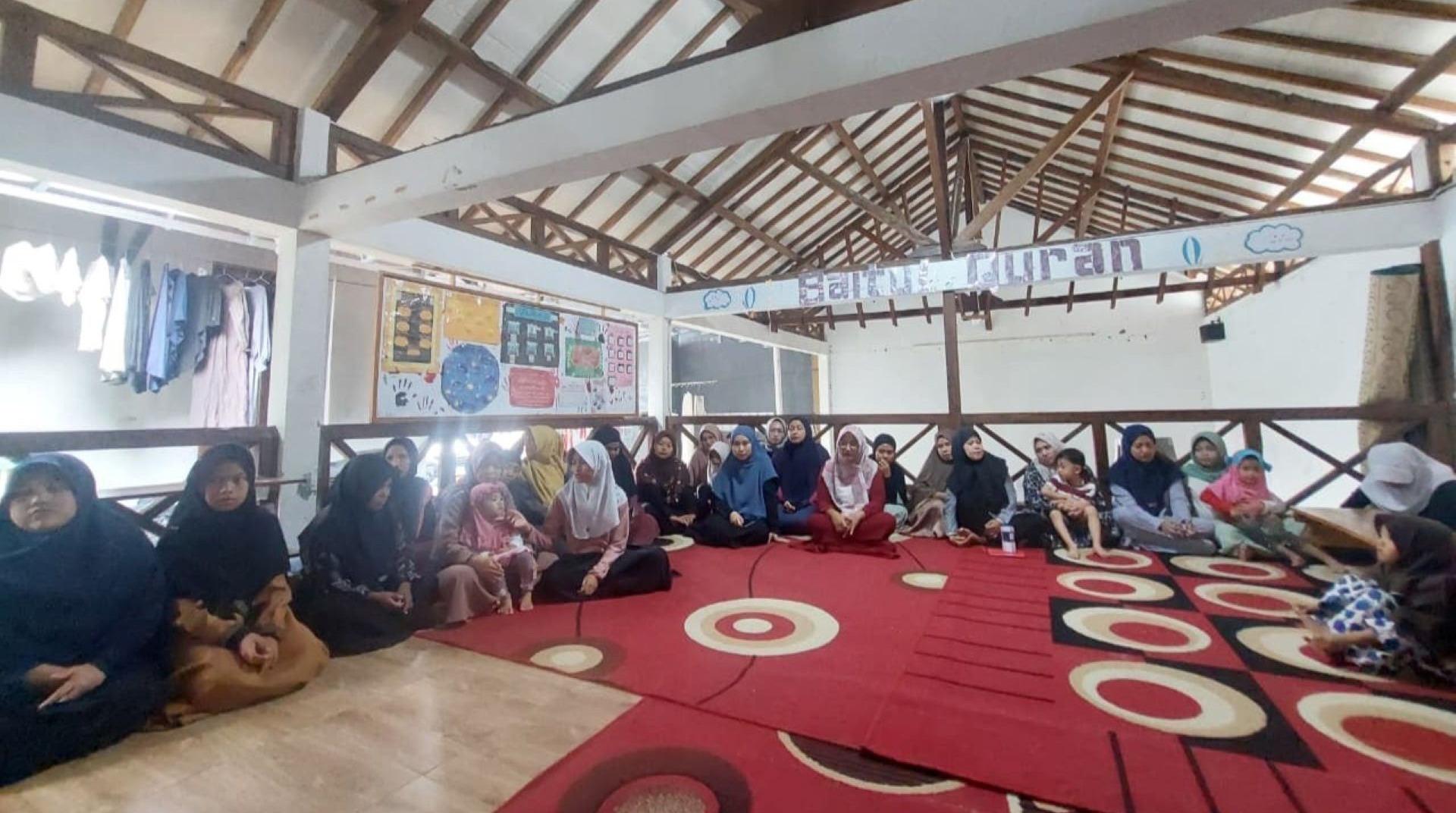 Tujuh Puluh Santri RTQ DT Peduli Sukabumi Terima Rapor Semester Genap 