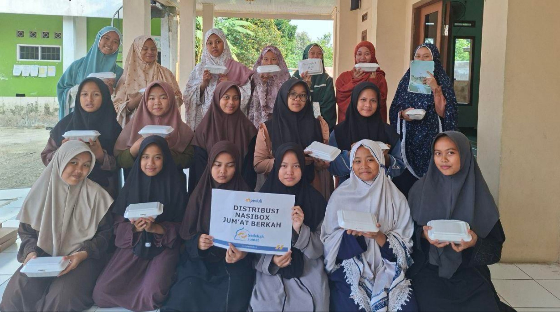 Dukung Kebutuhan Pangan Santri, DT Peduli Bogor Salurkan Nasi Box Jumat Berkah ke Berbagai Pesantren 