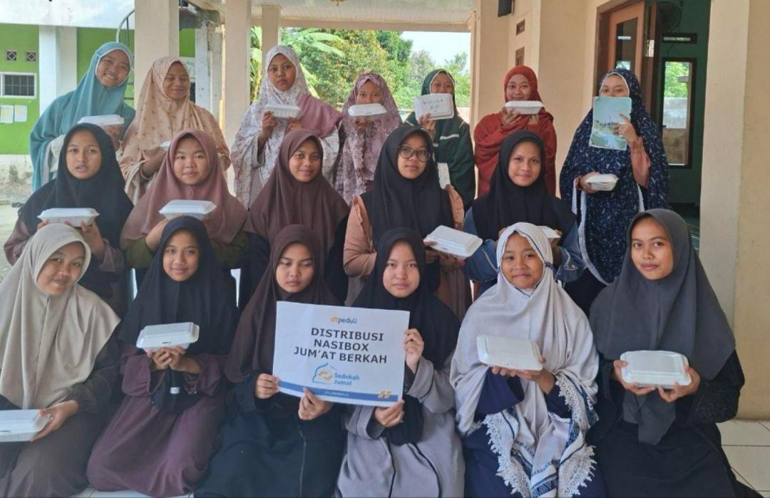 Dukung Kebutuhan Pangan Santri, DT Peduli Bogor Salurkan Nasi Box Jumat Berkah ke Berbagai Pesantren 