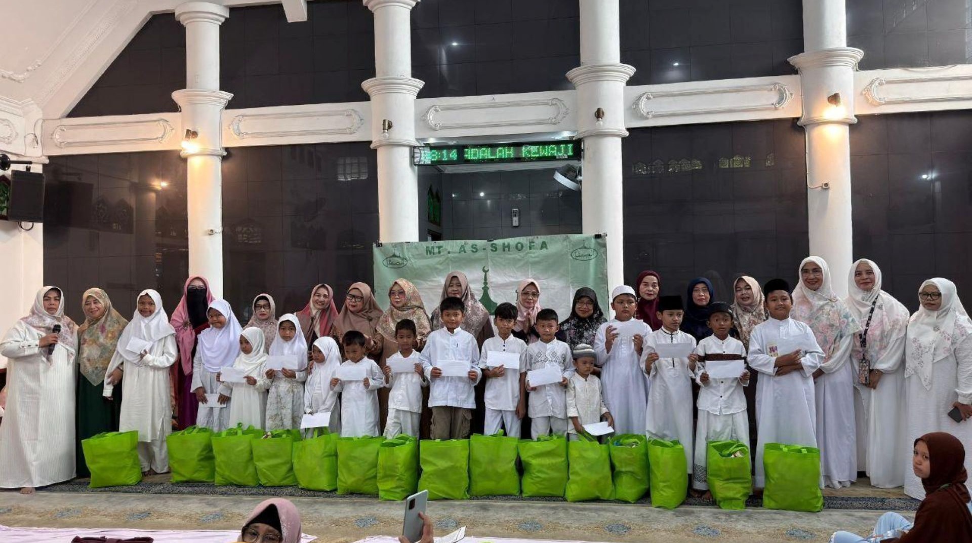 DT Peduli Bogor dan Majelis Taklim As Shofa Berbagi Kebahagiaan Bersama Anak Yatim 