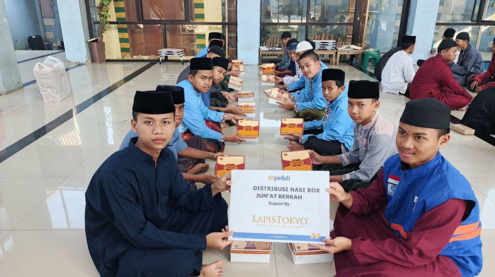 Berbagi di Hari Penuh Berkah, DT Peduli Bogor Kembali Distribusikan Paket Makanan untuk Para Santri