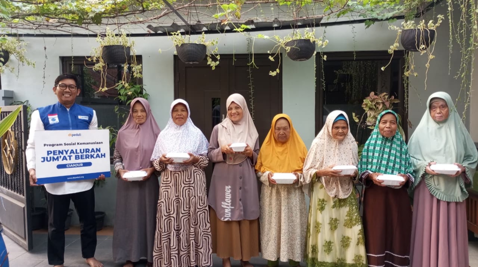 DT Peduli Cianjur Berbagi Kebahagiaan dengan Warga Kampung Cipidang Kalapa Melalui Program Jumat Berkah