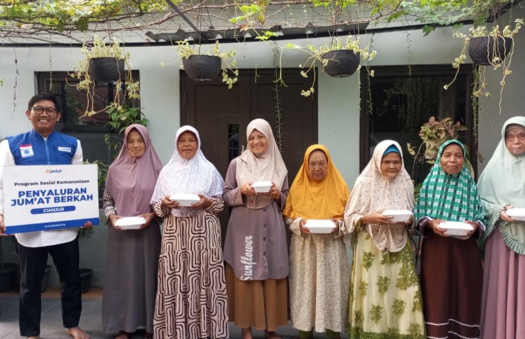 DT Peduli Cianjur Berbagi Kebahagiaan dengan Warga Kampung Cipidang Kalapa Melalui Program Jumat Berkah