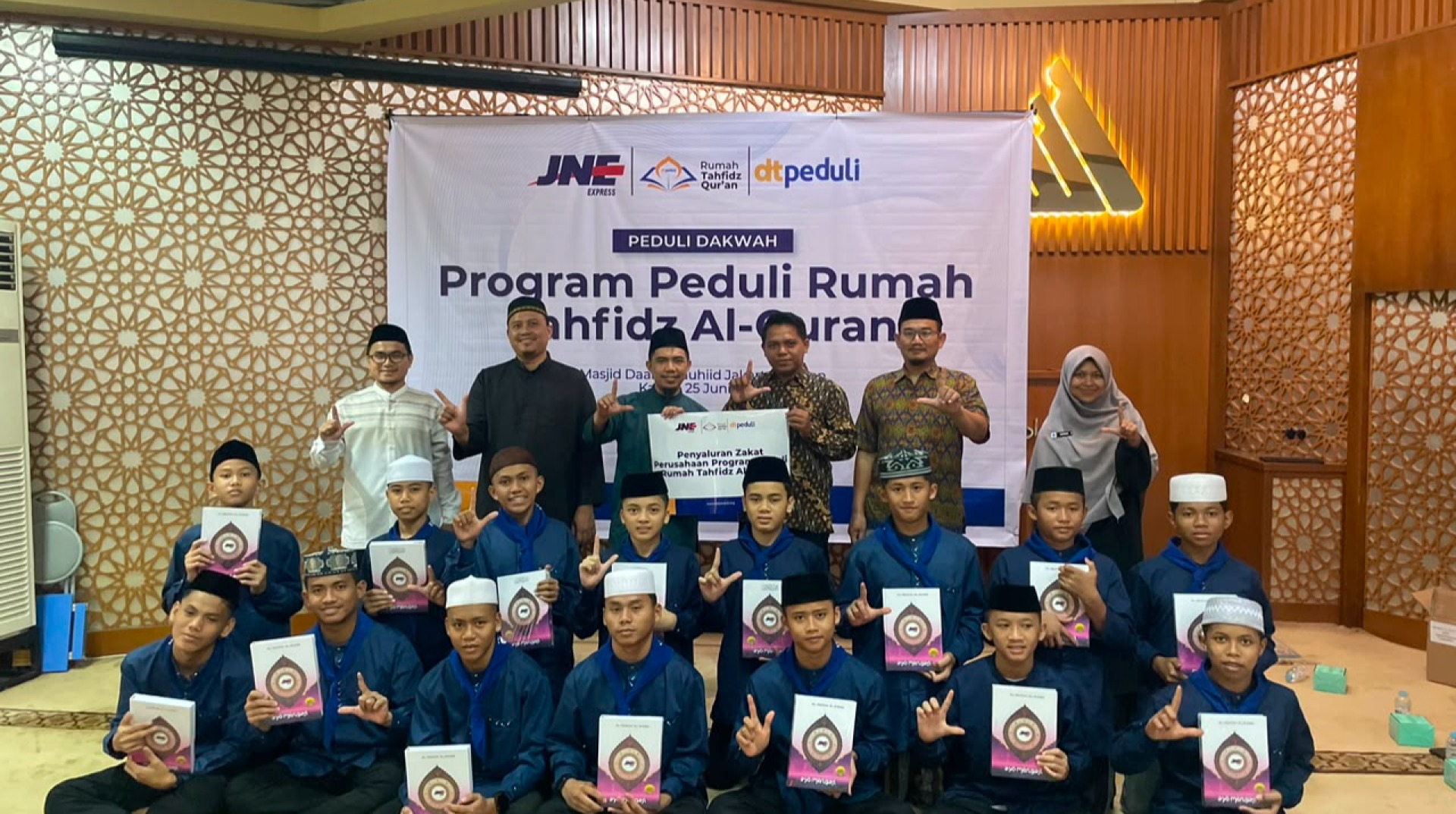 DT Peduli Jakarta Sinergi dengan JNE Express Salurkan Bantuan Dana Program Peduli Rumah Tahfidz Al-Quran