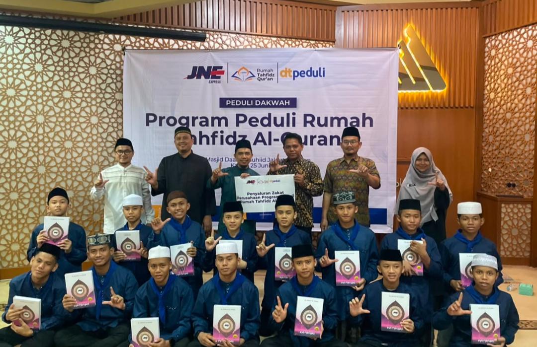 DT Peduli Jakarta Sinergi dengan JNE Express Salurkan Bantuan Dana Program Peduli Rumah Tahfidz Al-Quran