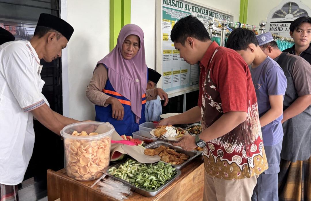 Warung Sedekah Jumat Berkah, DT Peduli Metro Sajikan Makan Siang Gratis di Masjid Al Hidayah
