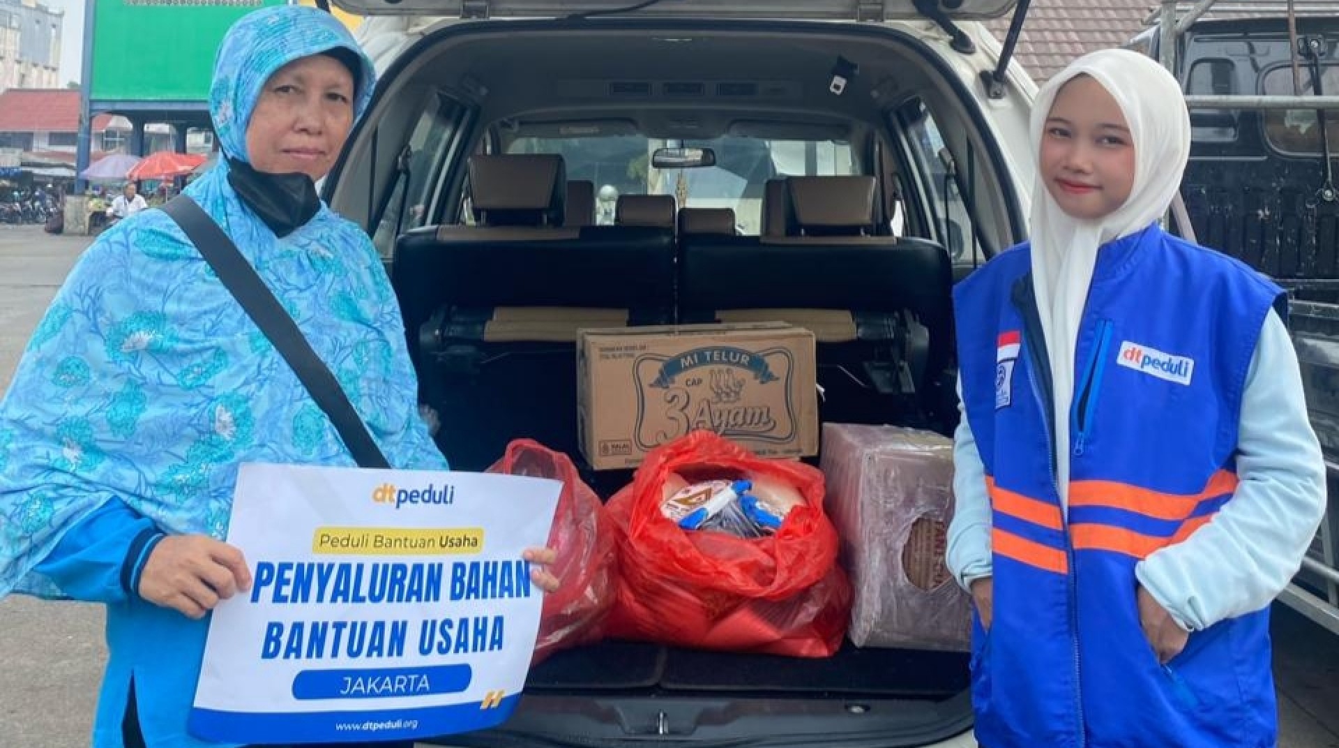 DT Peduli Jakarta Salurkan Bantuan Bahan Baku Usaha Pempek untuk Pelaku UMKM di Jagakarsa 