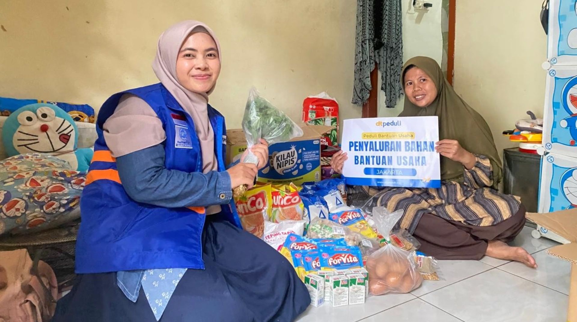 Dukung Kemandirian Ekonomi Keluarga, DT Peduli Jakarta Salurkan Bantuan Modal Bahan Usaha Keripik Bawang di Pulo Gadung 