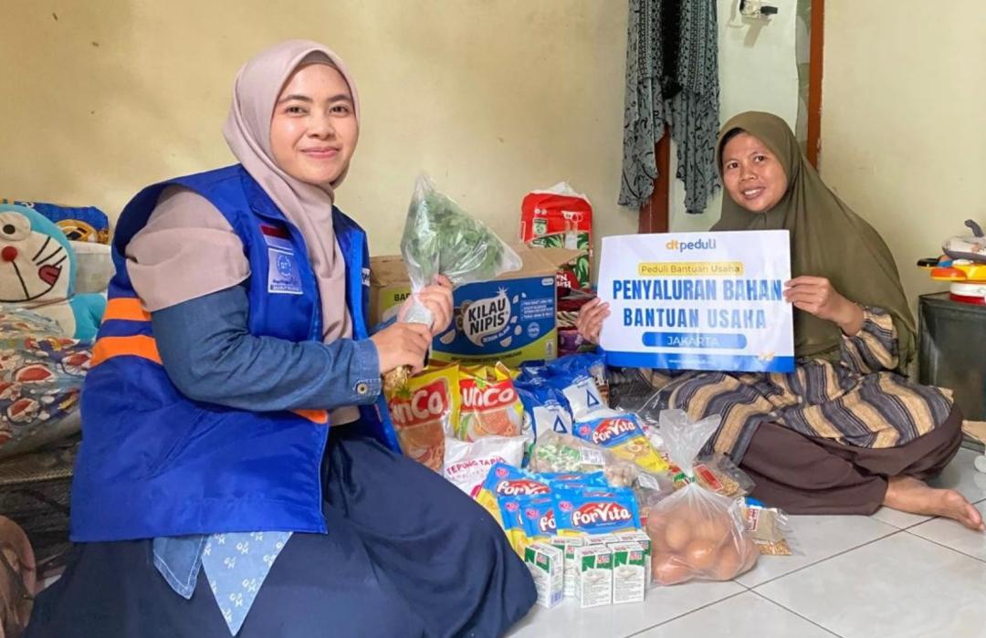 Dukung Kemandirian Ekonomi Keluarga, DT Peduli Jakarta Salurkan Bantuan Modal Bahan Usaha Keripik Bawang di Pulo Gadung 