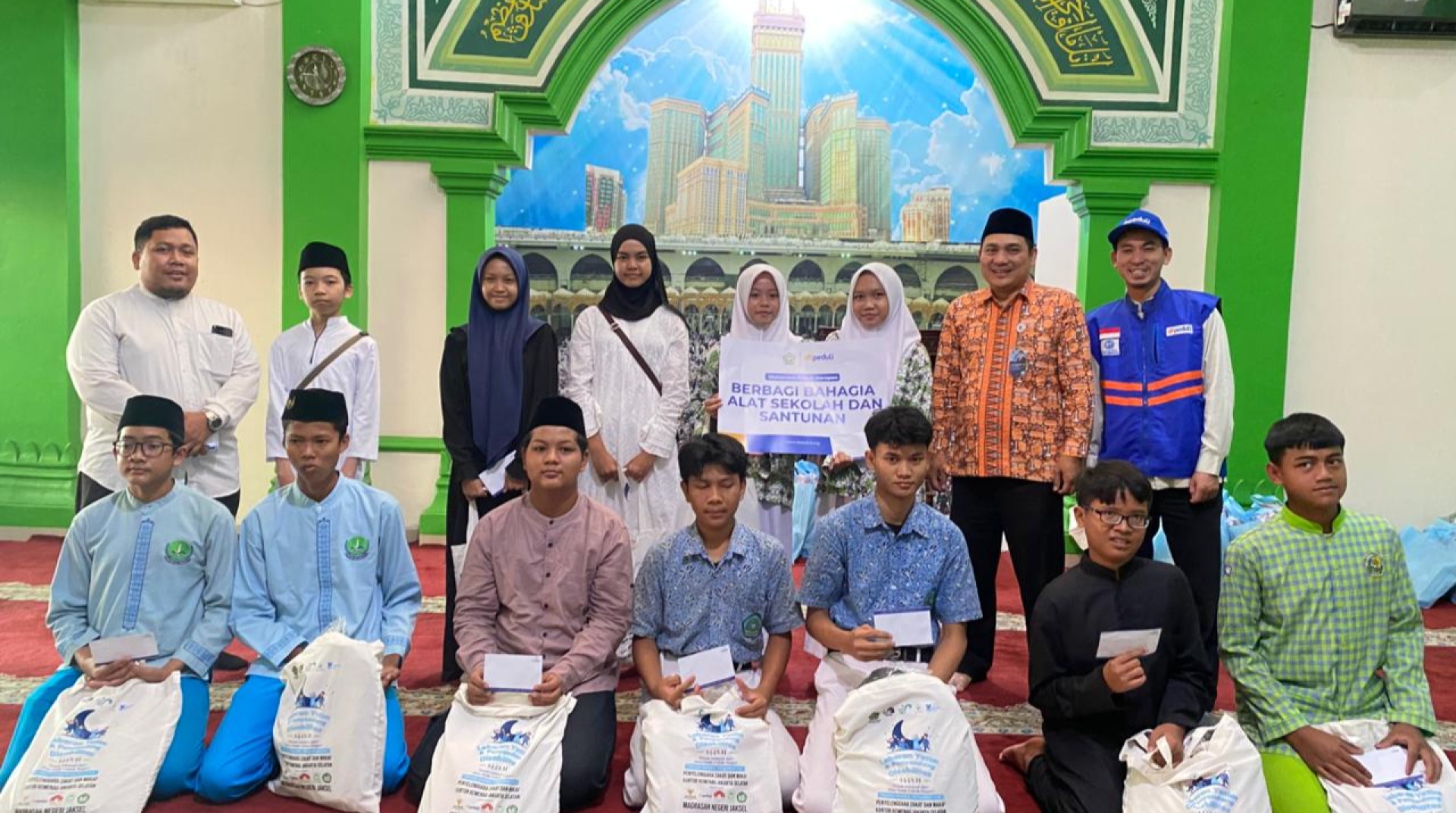 DT Peduli Jakarta Bersama Kemenag Gelar Muharram Berbagi Harapan untuk Yatim dan Dhuafa di Pejaten, Jakarta Selatan