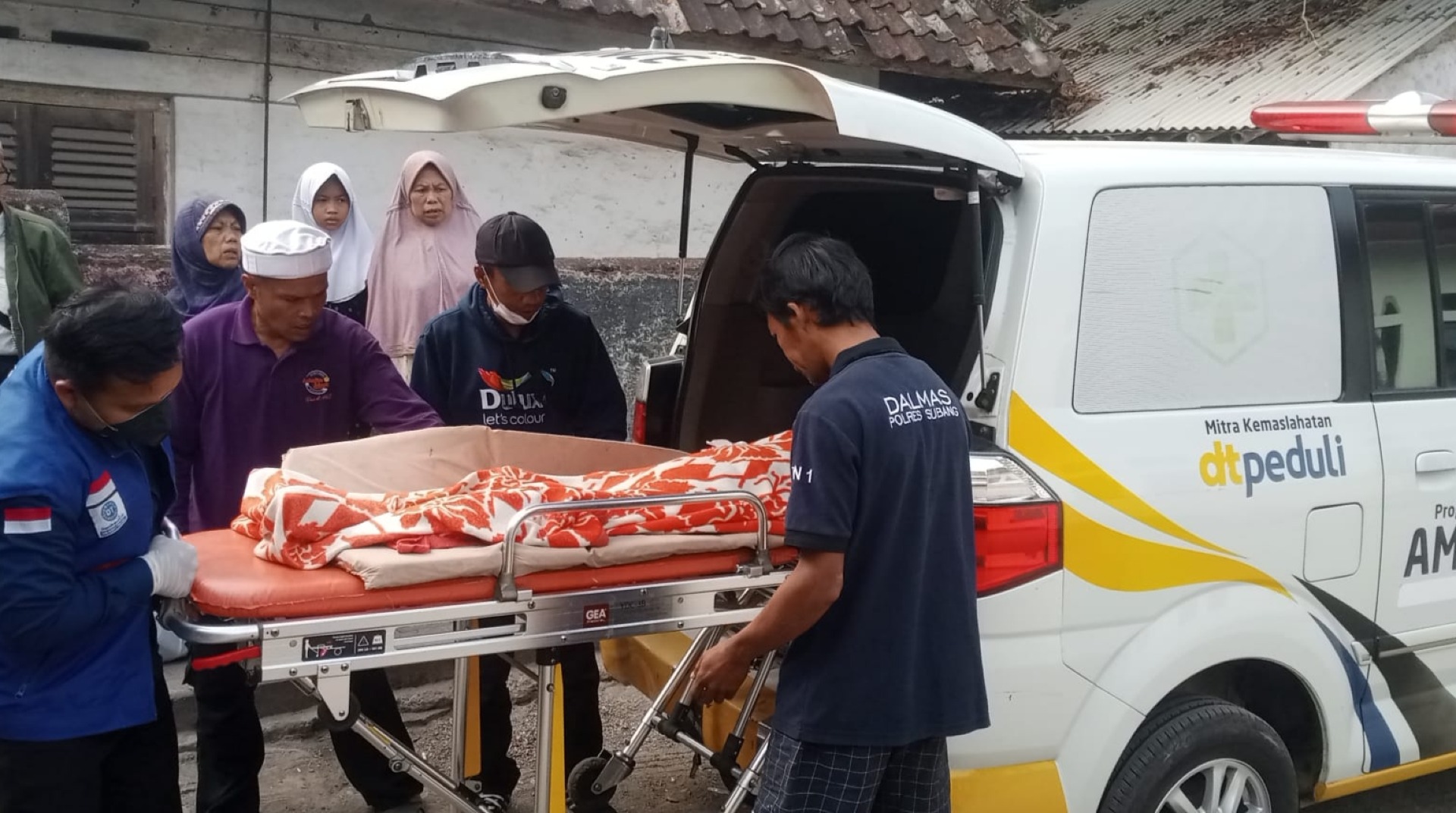 Berikan Layanan Ambulans, DT Peduli Bandung Hadir Dampingi Perjalanan Pasien Kanker Menuju Majalaya