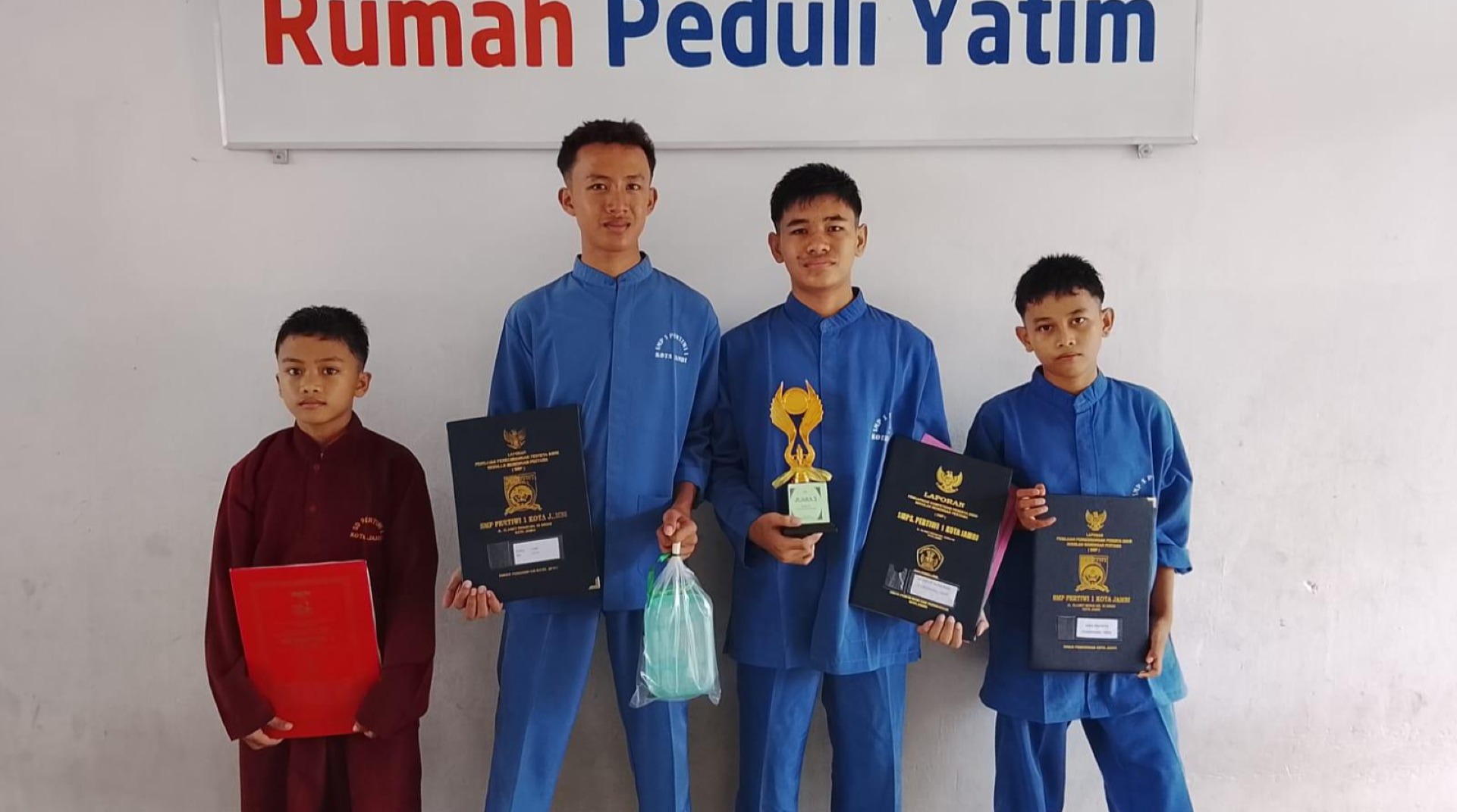 Santri Rumah Peduli Yatim Binaan DT Peduli Jambi Terima Rapor, Fredi Berhasil Raih Juara 3 
