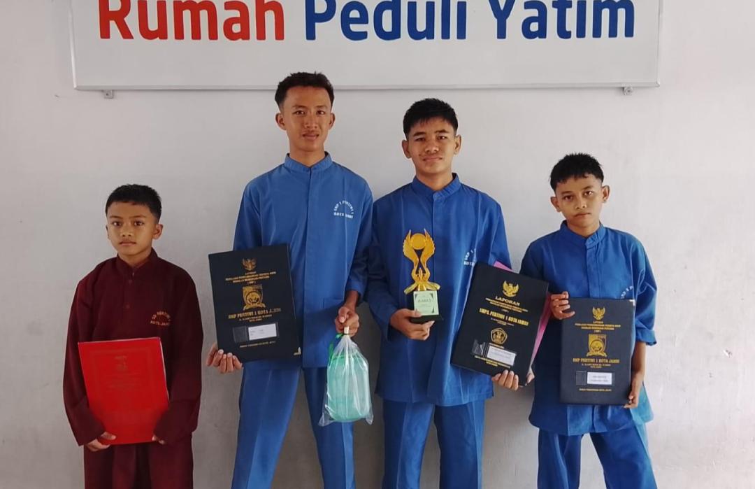 Santri Rumah Peduli Yatim Binaan DT Peduli Jambi Terima Rapor, Fredi Berhasil Raih Juara 3 