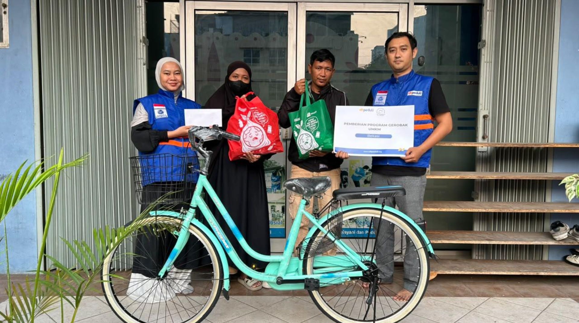 Dukung Kemandirian Ekonomi, DT Peduli Bekasi Salurkan Sepeda dan Modal Usaha untuk Murodih 