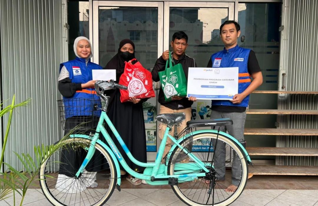 Dukung Kemandirian Ekonomi, DT Peduli Bekasi Salurkan Sepeda dan Modal Usaha untuk Murodih 