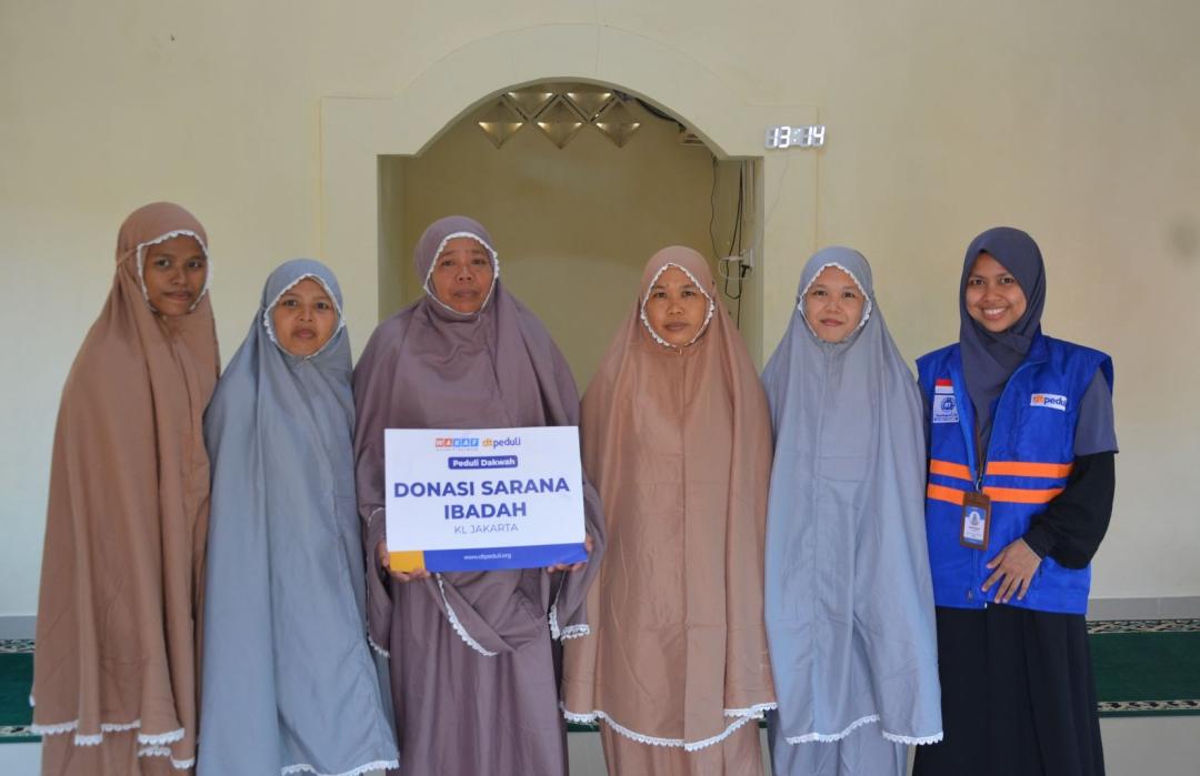 Dukung Kenyamanan Ibadah Masyarakat Pelosok, DT Peduli Jakarta Salurkan Mukena di Tapos Tenjo 