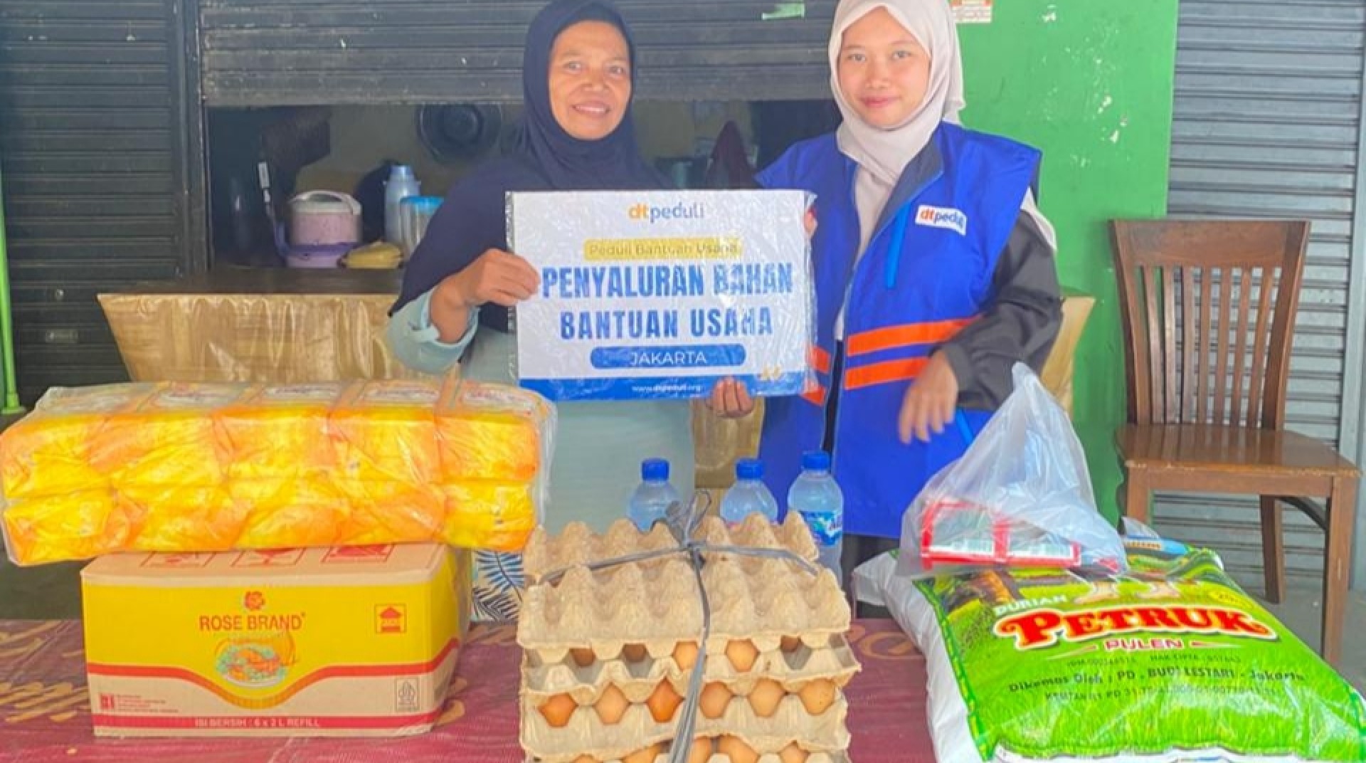 DT Peduli Jakarta Salurkan Bantuan Bahan Baku Usaha Nasi Uduk, Supriyati Tersenyum Bahagia 