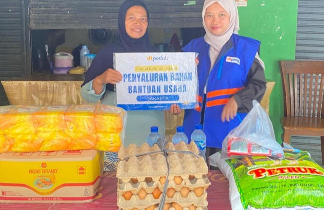 DT Peduli Jakarta Salurkan Bantuan Bahan Baku Usaha Nasi Uduk, Supriyati Tersenyum Bahagia 