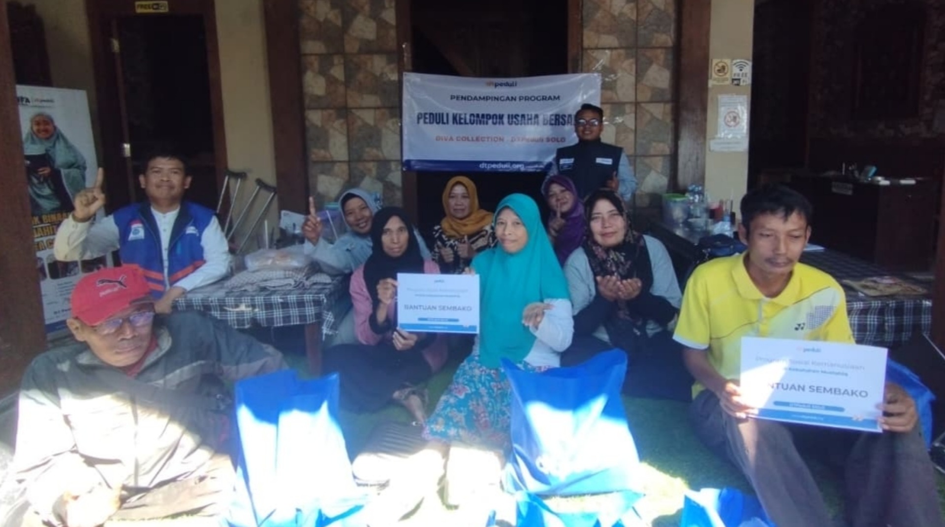 DT Peduli Solo Gelar Pembinaan dan Salurkan Bantuan Sembako untuk Anggota KUBE Penjahit Diva Collection 
