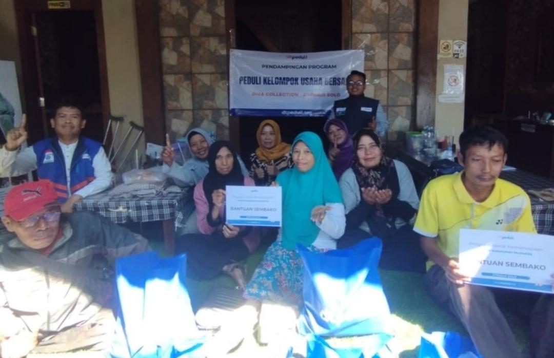 DT Peduli Solo Gelar Pembinaan dan Salurkan Bantuan Sembako untuk Anggota KUBE Penjahit Diva Collection 