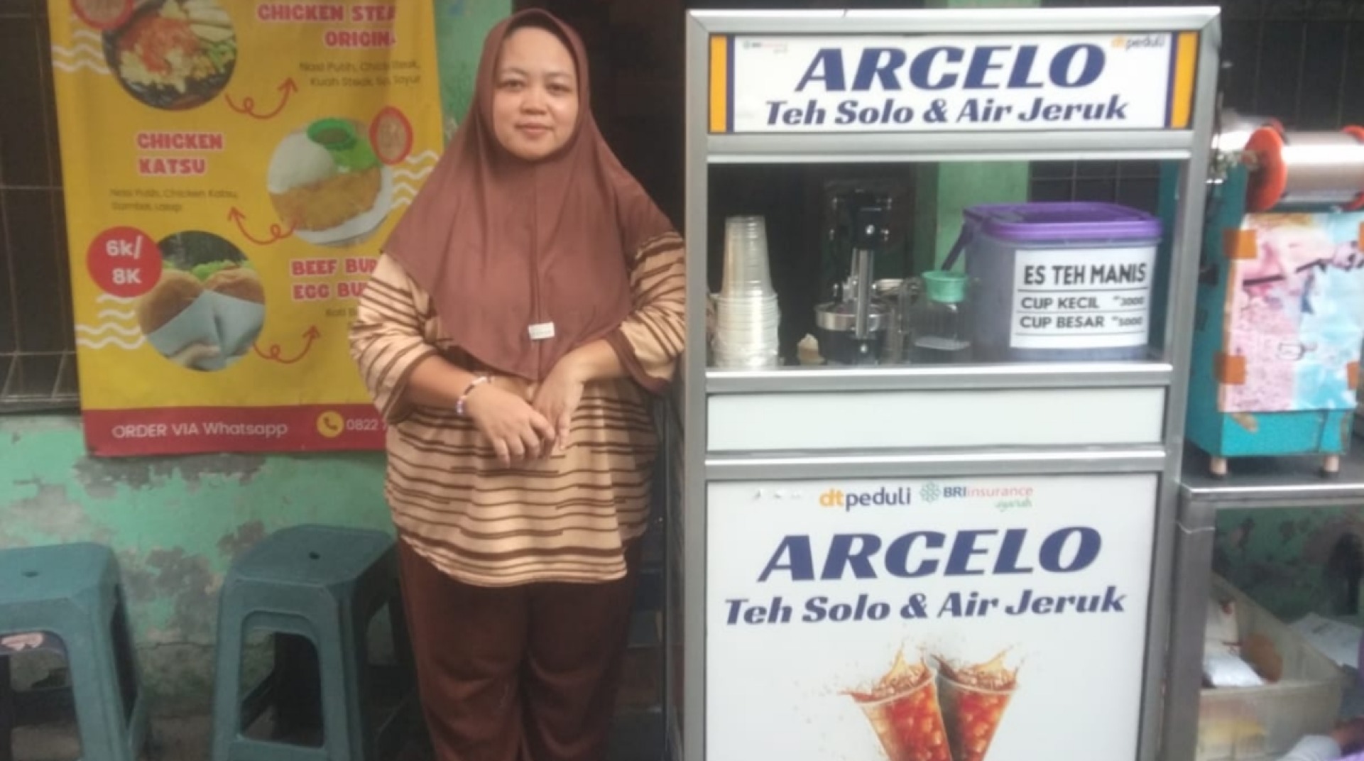 DT Peduli Jakarta Salurkan Bantuan Gerobak Baru dan Paket Lengkap Bahan Baku Usaha Minuman 