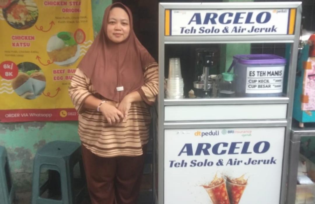 DT Peduli Jakarta Salurkan Bantuan Gerobak Baru dan Paket Lengkap Bahan Baku Usaha Minuman 
