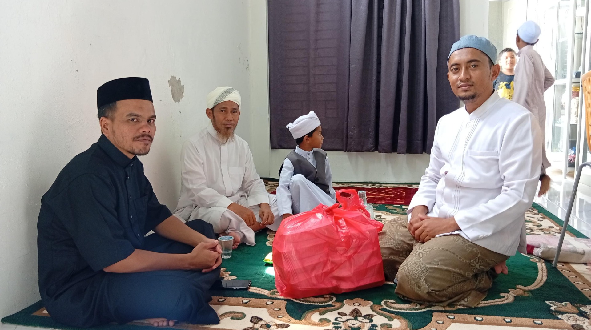 Perkuat Kolaborasi, DT Peduli Bagikan Nasi Box Jum'at Berkah untuk Jamaah Masjid Al-Hikmatullah