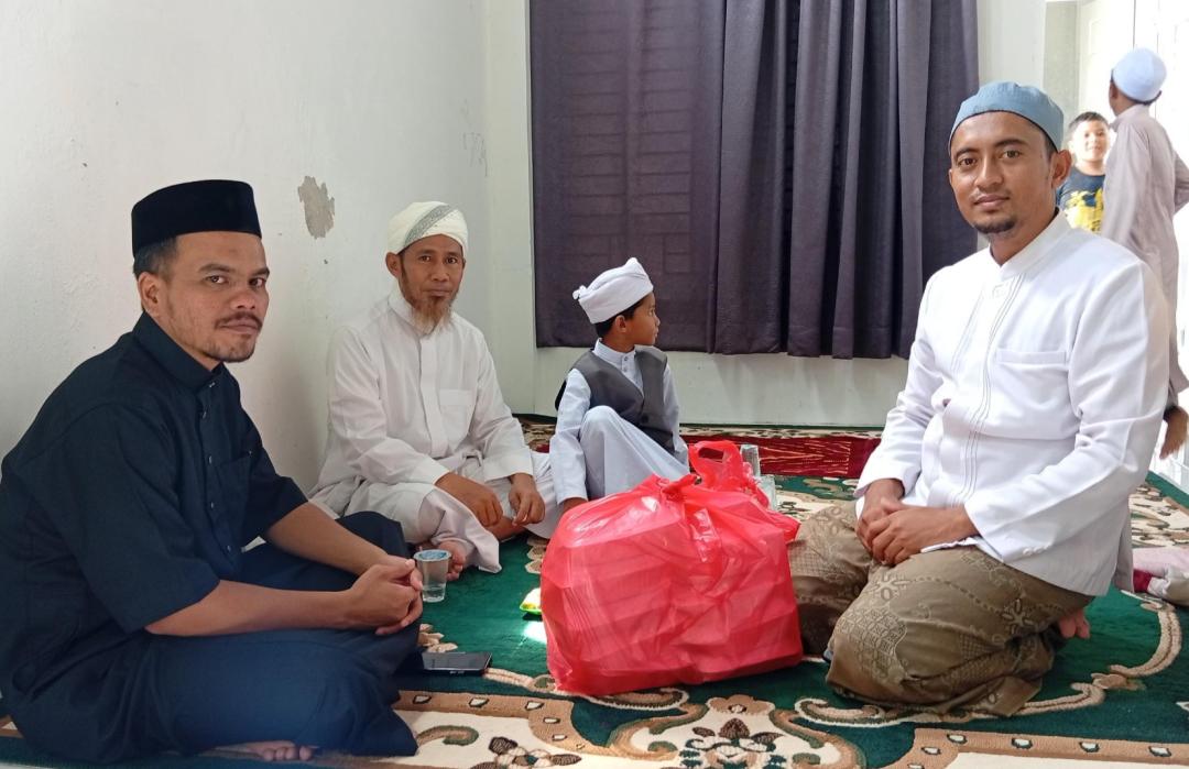 Perkuat Kolaborasi, DT Peduli Bagikan Nasi Box Jum'at Berkah untuk Jamaah Masjid Al-Hikmatullah