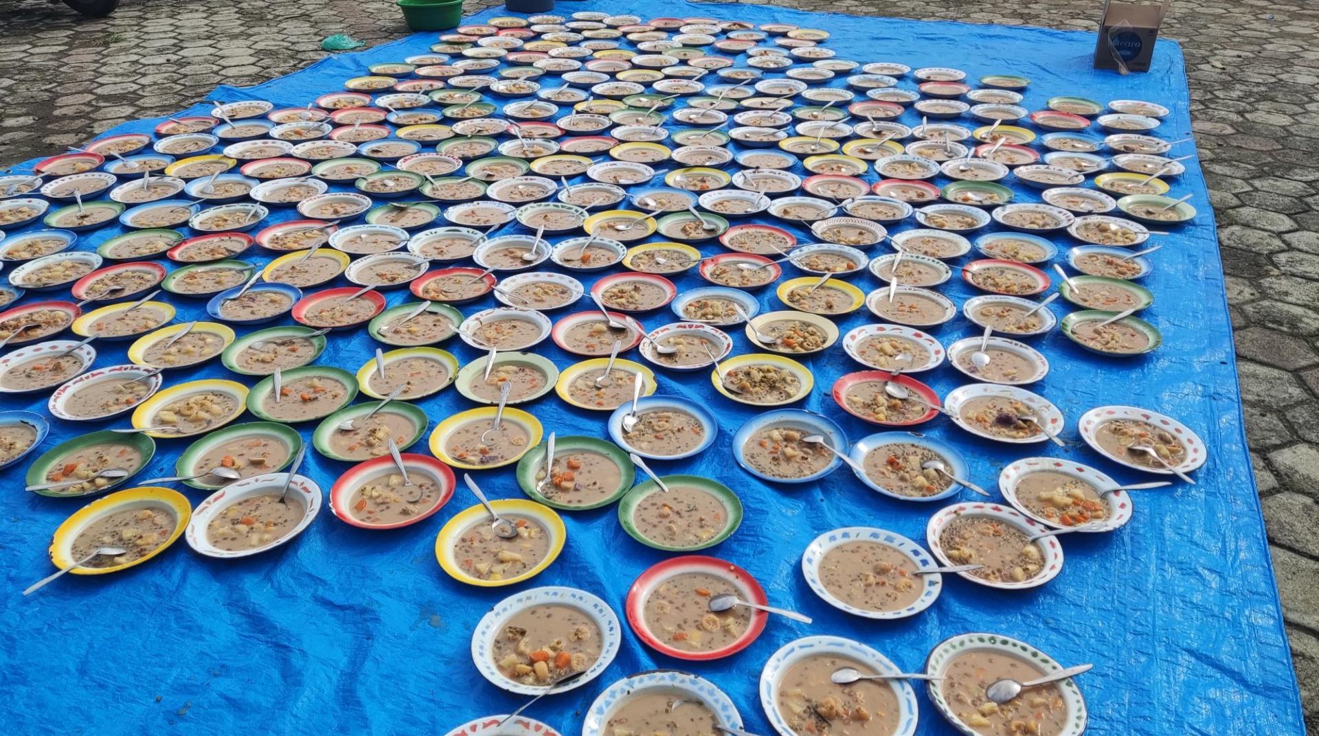 Laksanakan Program Muharram, DT Peduli Aceh Berbagi Bubur Asyura di Meunasah Gampong Bueng Raya 